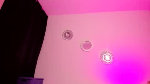 Snapshot of zaritha_li chatting on 10.18.25 Zaritha Li online show from 10.18.25