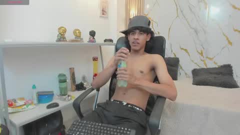 Snapshot of zayn_fox32 chatting on 05.12.26 Zayn online show from 05.12.26