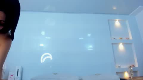 Zenda Evans online show from 12.05.25