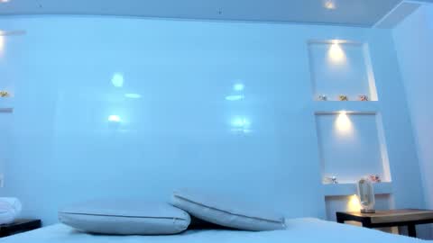 Zenda Evans online show from 12.18.25