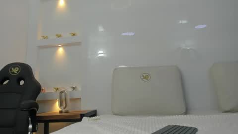 Zenda Evans online show from 04.17.26