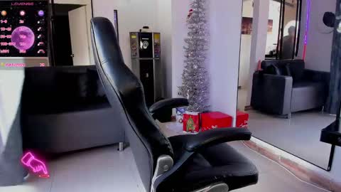 zhoestrong online show from 12.12.24