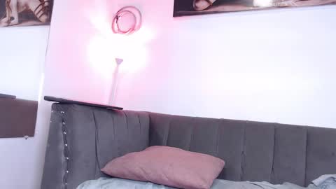 Snapshot of zoe_curvy chatting on 02.25.25 Zoe online show from 02.25.25