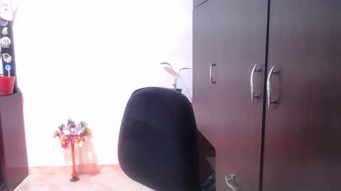 Snapshot of zoe_khall chatting on 12.14.25 ZOE online show from 12.14.25