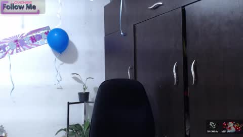 Snapshot of zoe_khall chatting on 12.17.25 ZOE online show from 12.17.25