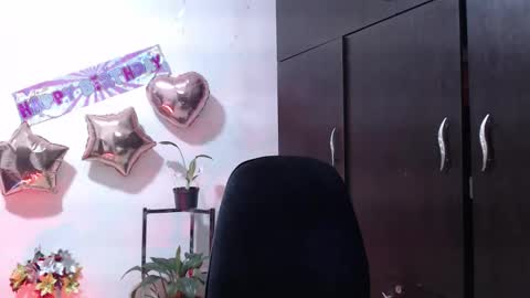 Snapshot of zoe_khall chatting on 12.21.25 ZOE online show from 12.21.25