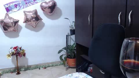 Snapshot of zoe_khall chatting on 12.23.25 ZOE online show from 12.23.25