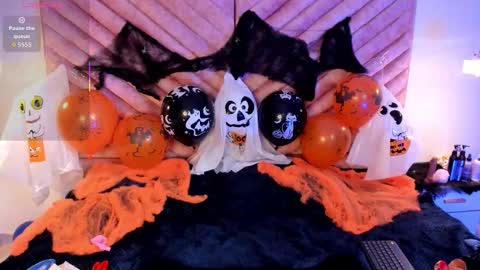 Snapshot of zoe_ll chatting on 10.23.25 SWEET ZOE online show from 10.23.25