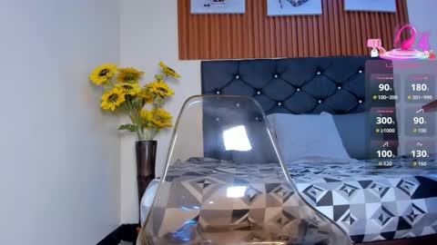 Snapshot of zoe_pss chatting on 11.04.25 Zoe online show from 11.04.25