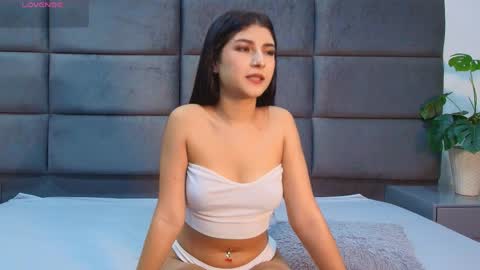 Snapshot of zoee_8 chatting on 04.05.26 ZOE online show from 04.05.26