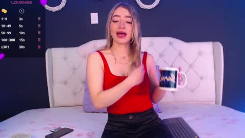 Snapshot of zoee_joness chatting on 12.17.24 zoe online show from 12.17.24