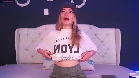 Snapshot of zoee_joness chatting on 12.19.24 zoe online show from 12.19.24