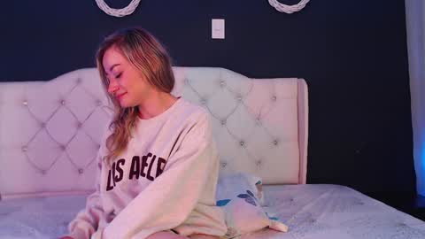 Snapshot of zoee_joness chatting on 12.30.24 zoe online show from 12.30.24