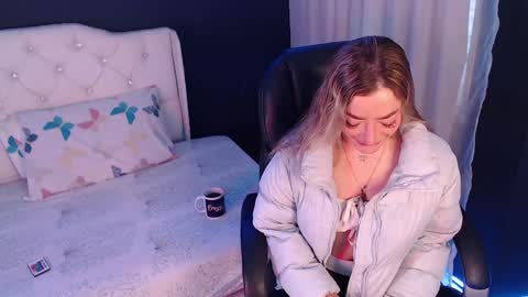 Snapshot of zoee_joness chatting on 01.04.25 zoe online show from 01.04.25