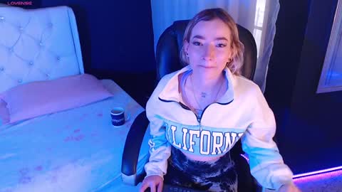 Snapshot of zoee_joness chatting on 01.08.25 zoe online show from 01.08.25