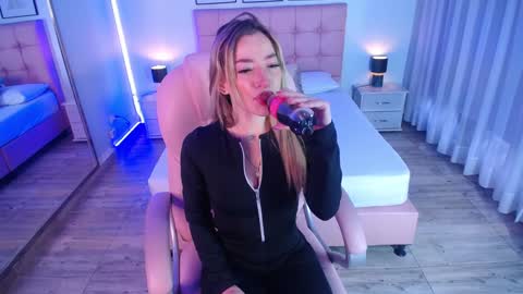 Snapshot of zoee_joness chatting on 01.18.25 zoe online show from 01.18.25