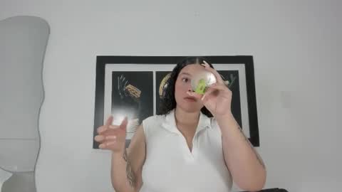 Snapshot of zoee_lov chatting on 09.24.25 zoee online show from 09.24.25