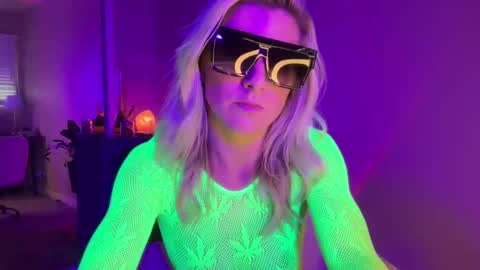 Zoeydanner online show from 12.11.24