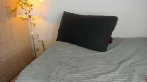 Snapshot of zoooe_1 chatting on 10.01.25 zooe online show from 10.01.25