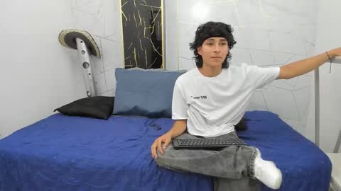 Snapshot of zoro_v chatting on 10.18.25     online show from 10.18.25