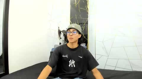Snapshot of zoro_v chatting on 10.20.25     online show from 10.20.25