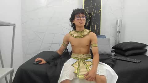 Snapshot of zoro_v chatting on 10.21.25     online show from 10.21.25