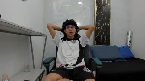 Snapshot of zoro_v chatting on 10.27.25     online show from 10.27.25
