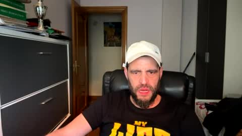 Snapshot of zurdineno chatting on 06.25.26 zurdineno online show from 06.25.26