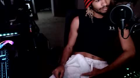 Snapshot of zylr chatting on 10.25.25 mixedtwinklol online show from 10.25.25