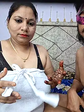 Snapshot of MOM-SUN-COUPLE chatting on 02.11.25 MOM-SUN-COUPLE online show from 02.11.25