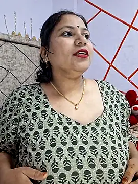 Snapshot of MOM-SUN-COUPLE chatting on 02.26.25 MOM-SUN-COUPLE online show from 02.26.25