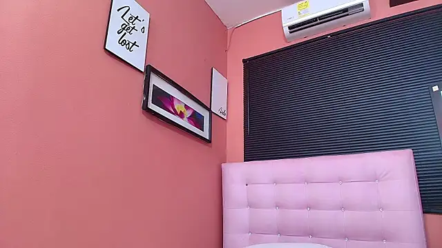 Snapshot of kinkylittlegirll chatting on 12.12.24 kinkylittlegirll online show from 12.12.24