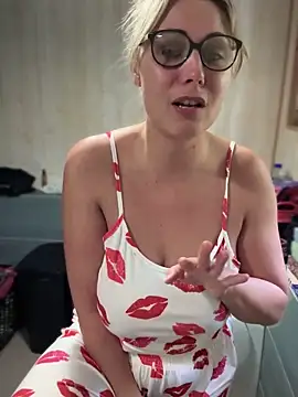 Snapshot of Leanymphoo chatting on 10.03.25 Leanymphoo online show from 10.03.25