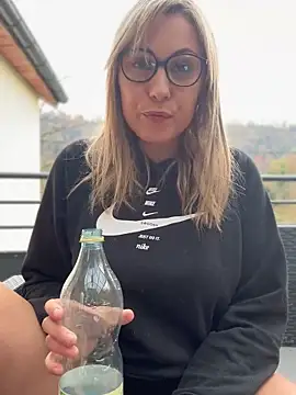 Snapshot of Leanymphoo chatting on 10.19.25 Leanymphoo online show from 10.19.25