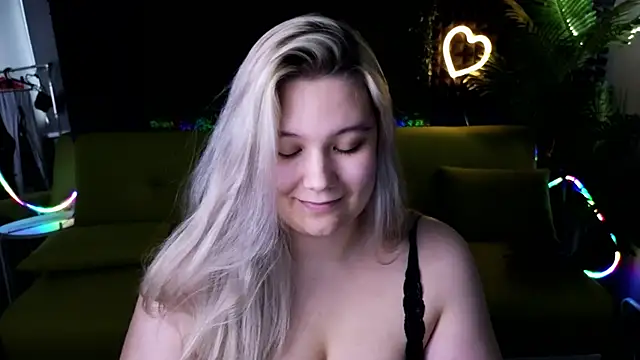 Snapshot of DjennaPalme chatting on 12.18.24 DjennaPalme online show from 12.18.24