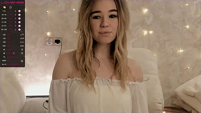 Snapshot of EvaSileZ chatting on 10.22.25 EvaSileZ online show from 10.22.25