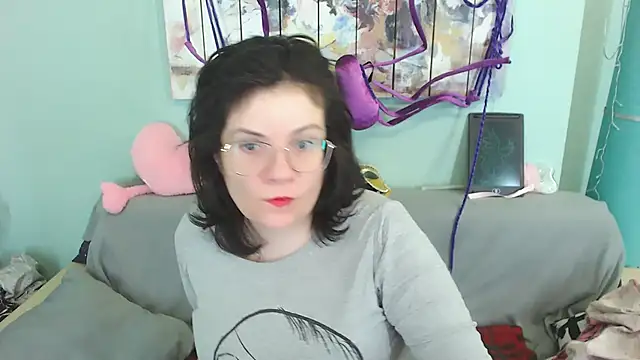 Snapshot of EverlyRays chatting on 12.21.24 EverlyRays online show from 12.21.24