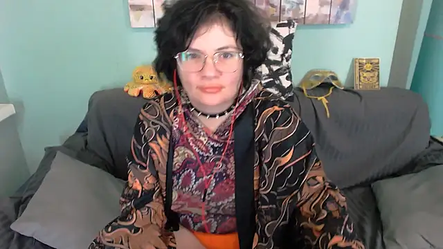 Snapshot of EverlyRays chatting on 09.19.25 EverlyRays online show from 09.19.25