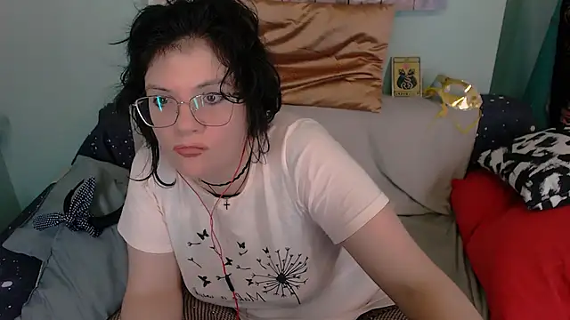 Snapshot of EverlyRays chatting on 10.24.25 EverlyRays online show from 10.24.25