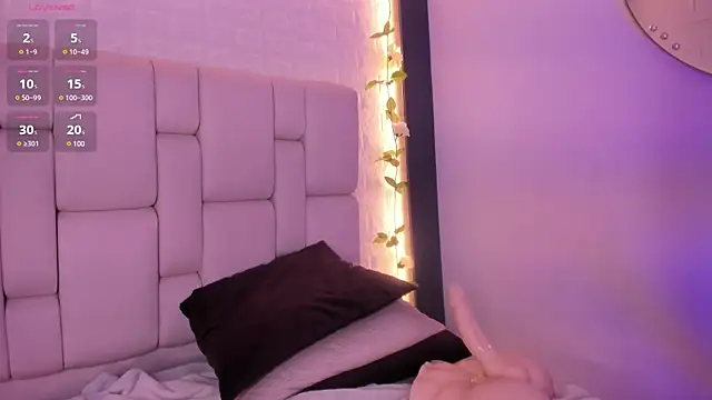 Snapshot of emma_woods_ chatting on 12.19.24 emma woods online show from 12.19.24