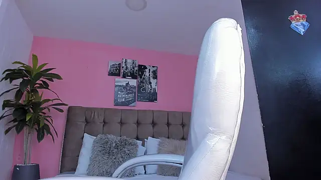 aleja cute  online show from 12.18.24
