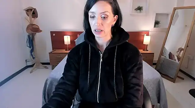 Kristen Garner online show from 12.04.24