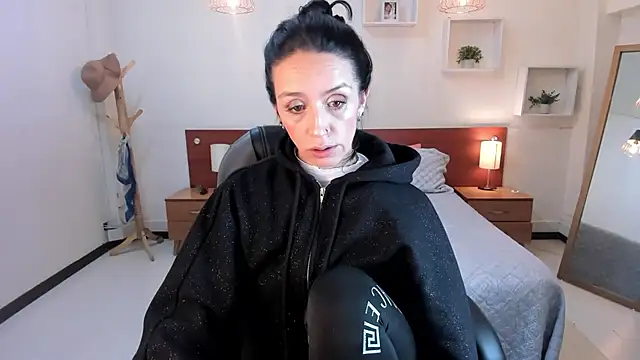 Kristen Garner online show from 01.05.25