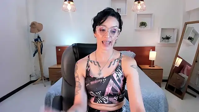 Kristen Garner online show from 01.11.25