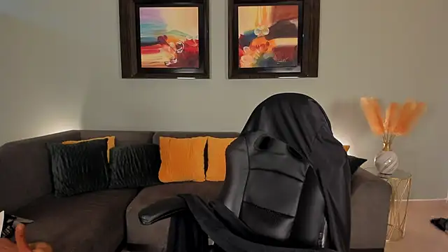 Snapshot of PuiYee chatting on 01.20.25 PuiYee online show from 01.20.25