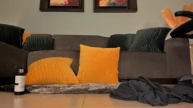 Snapshot of PuiYee chatting on 01.21.25 PuiYee online show from 01.21.25