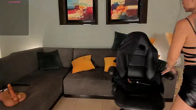 Snapshot of PuiYee chatting on 01.23.25 PuiYee online show from 01.23.25