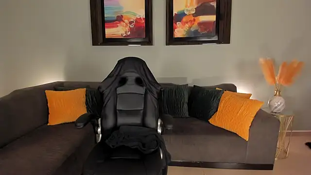 Snapshot of PuiYee chatting on 02.04.25 PuiYee online show from 02.04.25