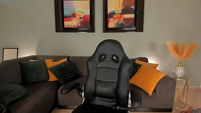 Snapshot of PuiYee chatting on 02.19.25 PuiYee online show from 02.19.25