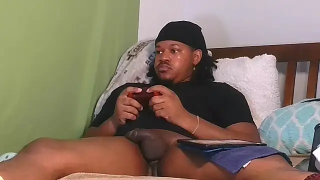 Snapshot of Carolinayoungin chatting on 10.30.25 Carolinayoungin online show from 10.30.25